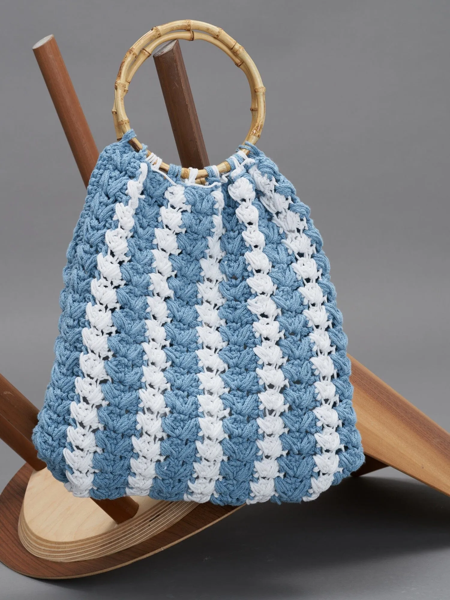 IOS - Sac grand modèle anse en bambou et macramé Blanc et Bleu