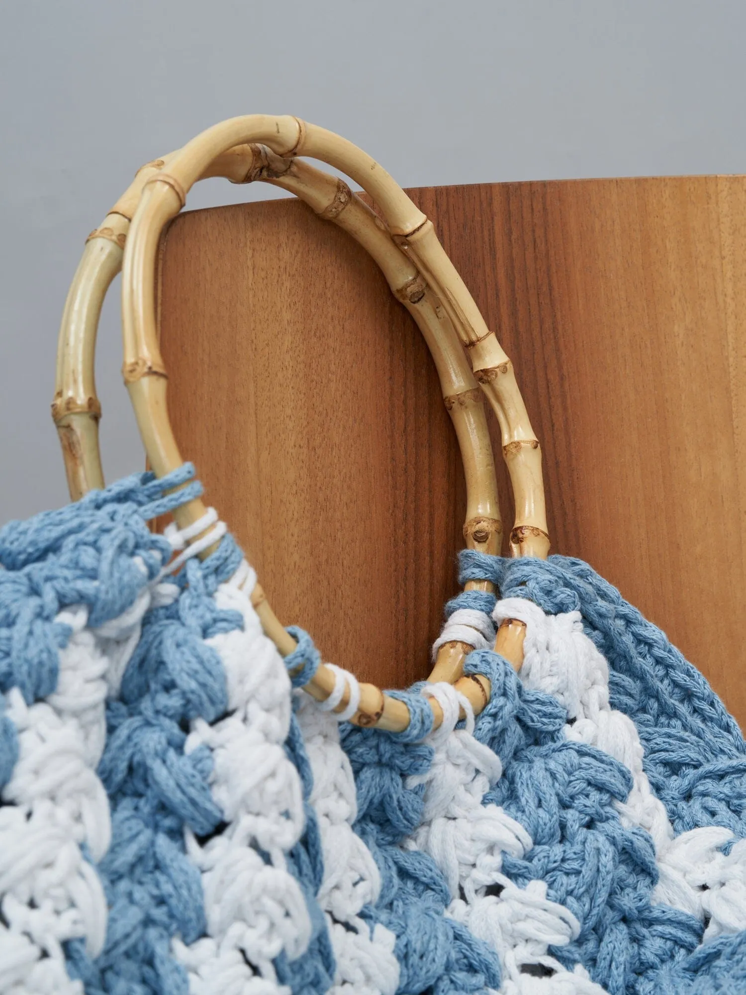 IOS - Sac grand modèle anse en bambou et macramé Blanc et Bleu