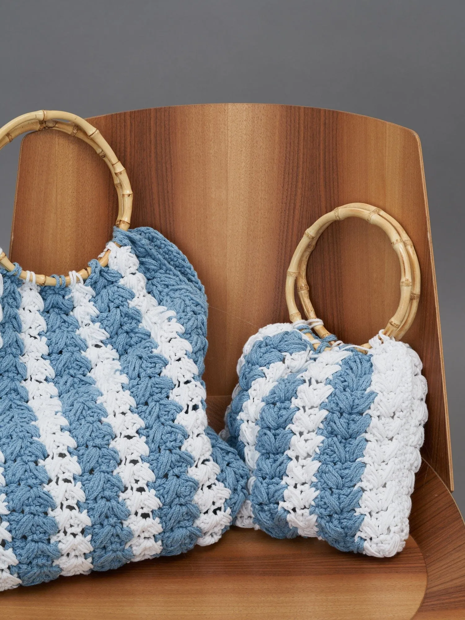 IOS - Sac grand modèle anse en bambou et macramé Blanc et Bleu