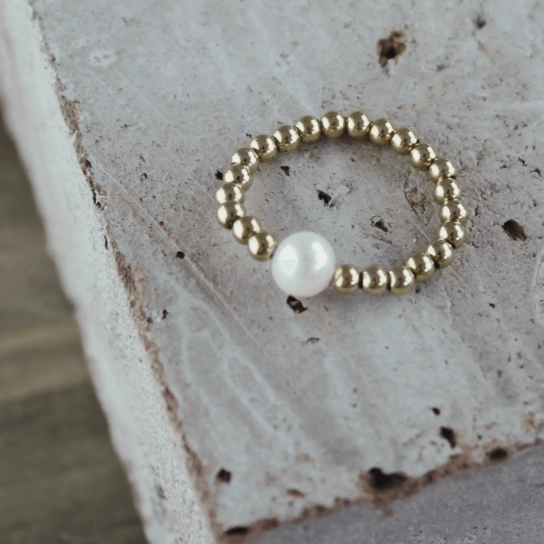 Joy Waterproof Elastic Pearl Ring 18 Carat Gold