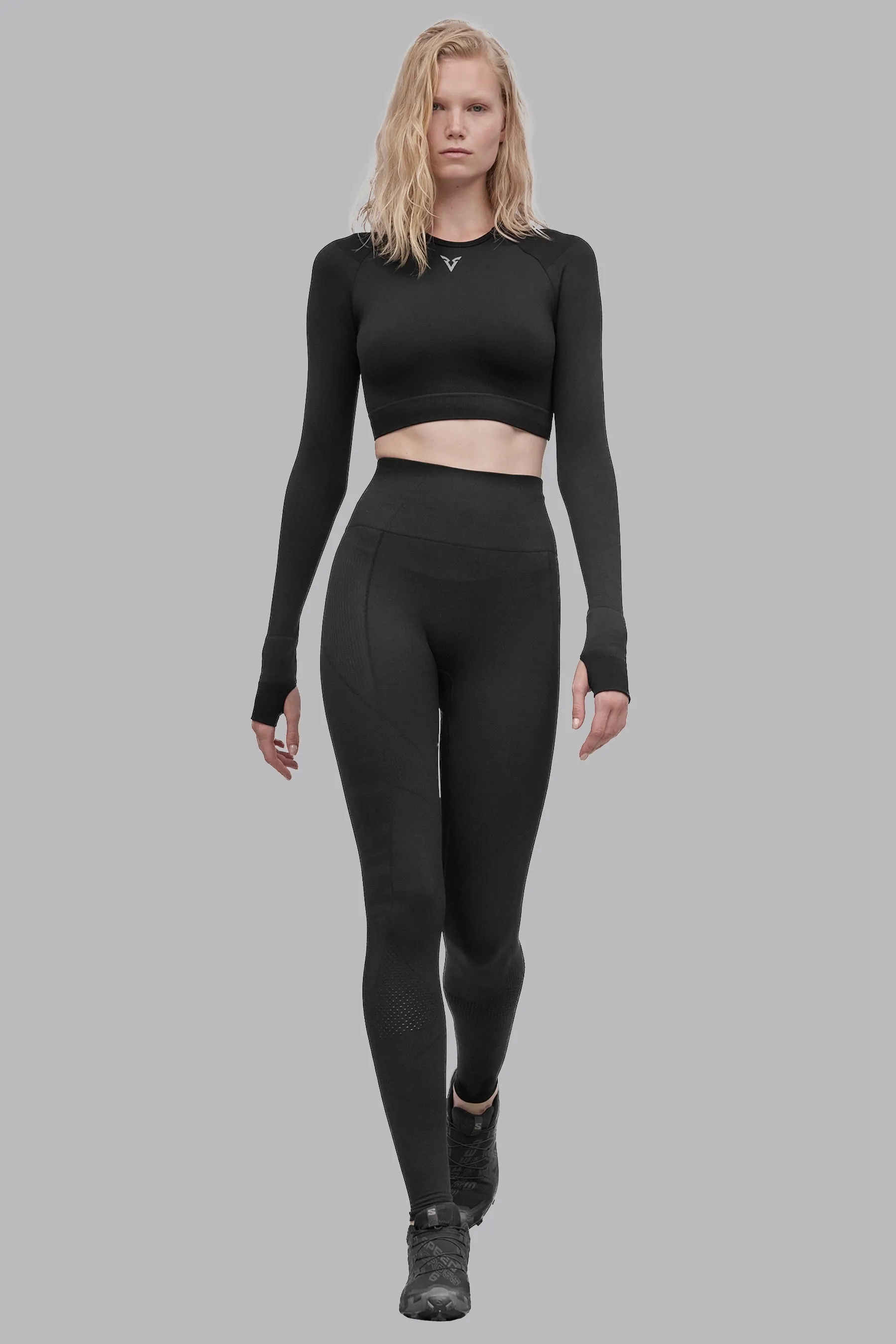 V_COMPRESS CROPPED SEAMLESS LONG SLEEVE TOP - Black