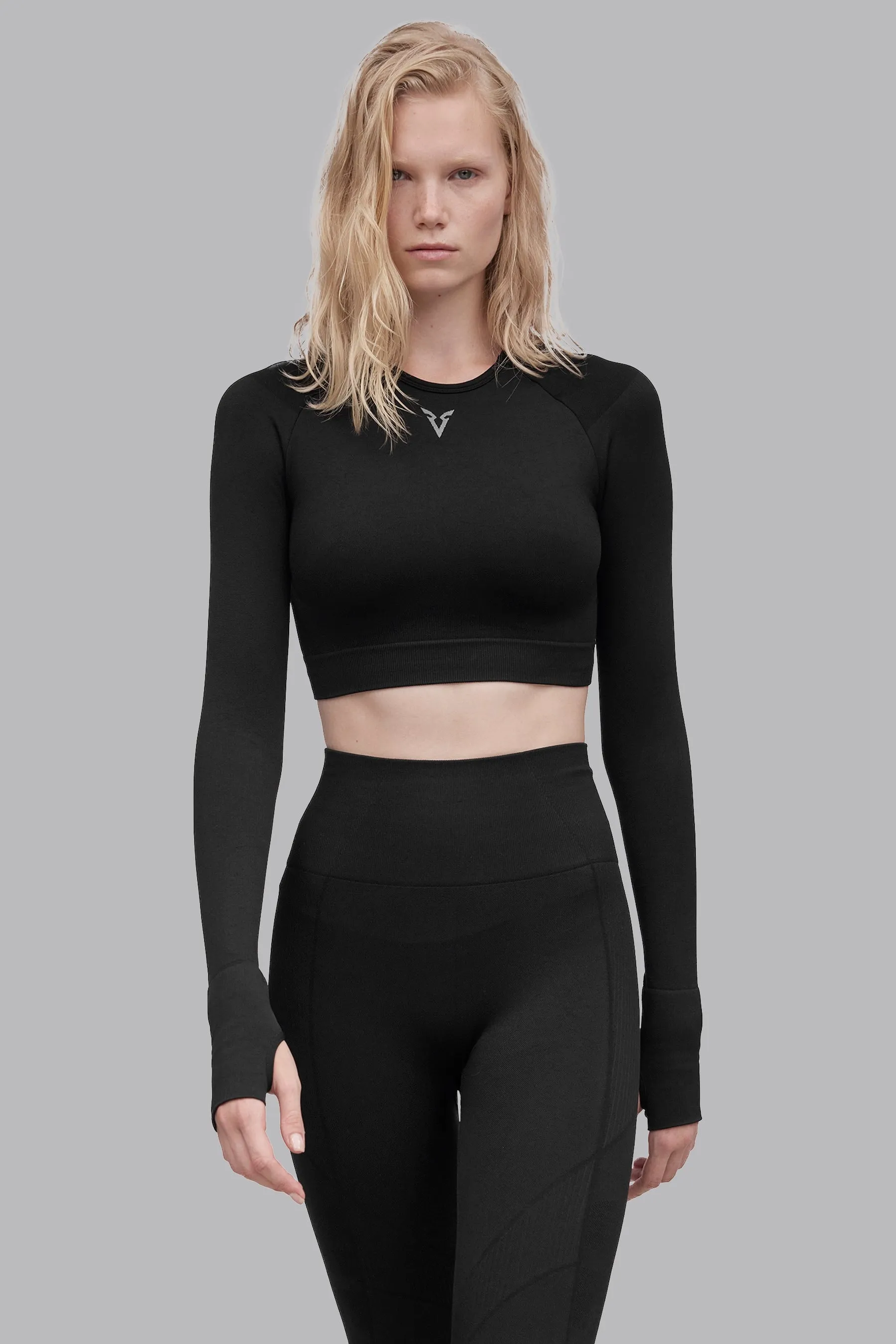 V_COMPRESS CROPPED SEAMLESS LONG SLEEVE TOP - Black