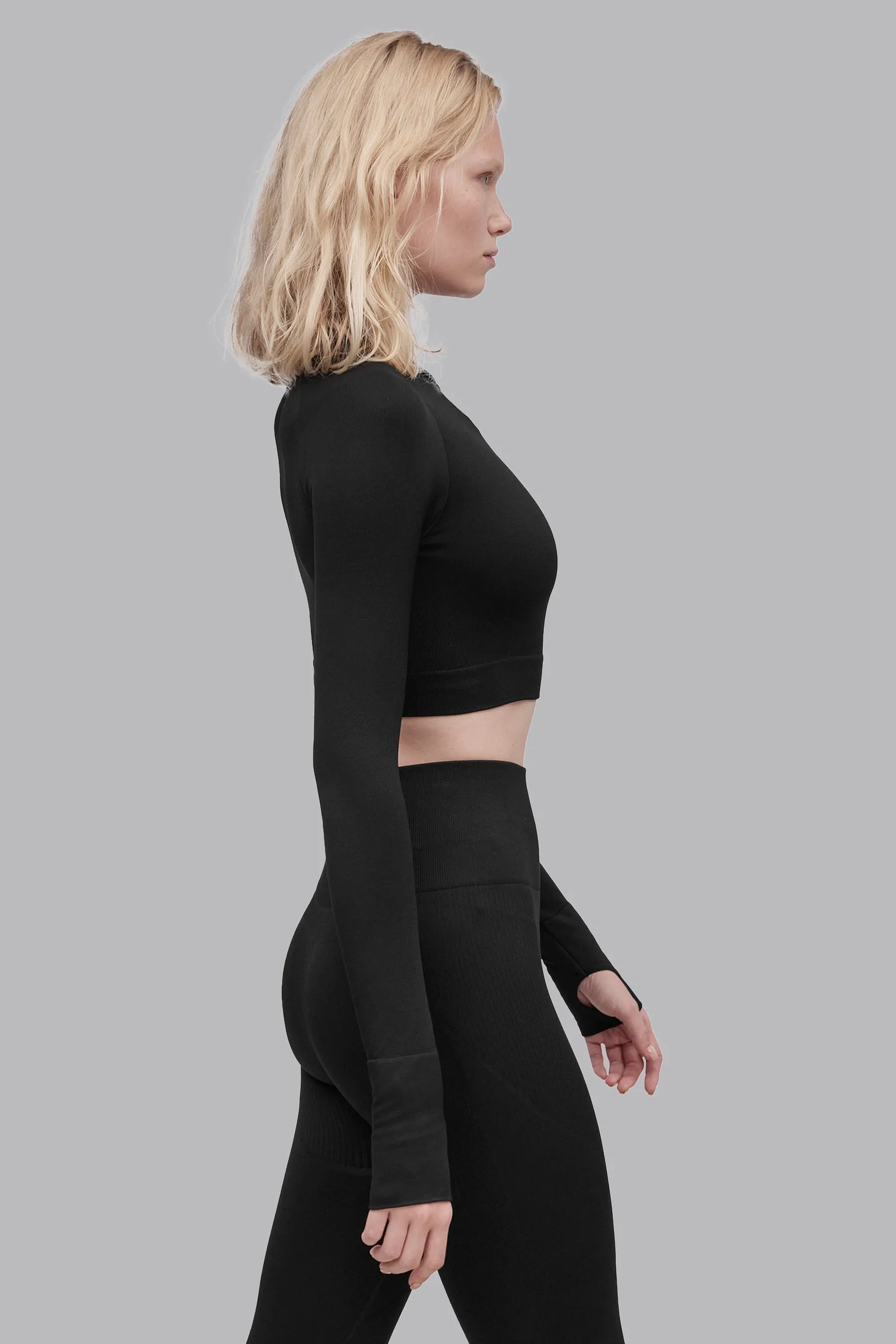 V_COMPRESS CROPPED SEAMLESS LONG SLEEVE TOP - Black